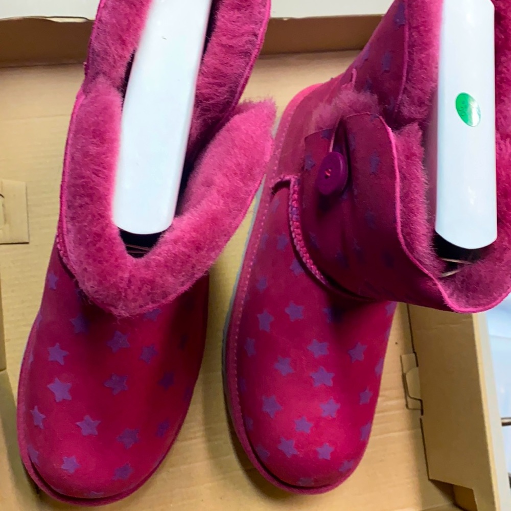 Brand new Ugg’s size 6 girls pink with purple stars
